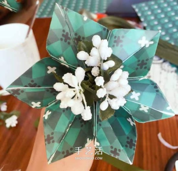 Use waste paper tubes and paper flowers to make beautiful Christmas wreaths