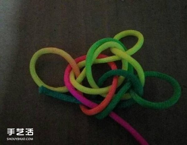 How to weave a simple ice flower knot, how to weave an ice flower knot by hand, step by step illustration