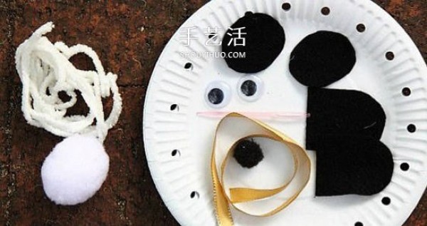 Using paper plates to make giant panda ornaments, a simple and cute DIY for young children