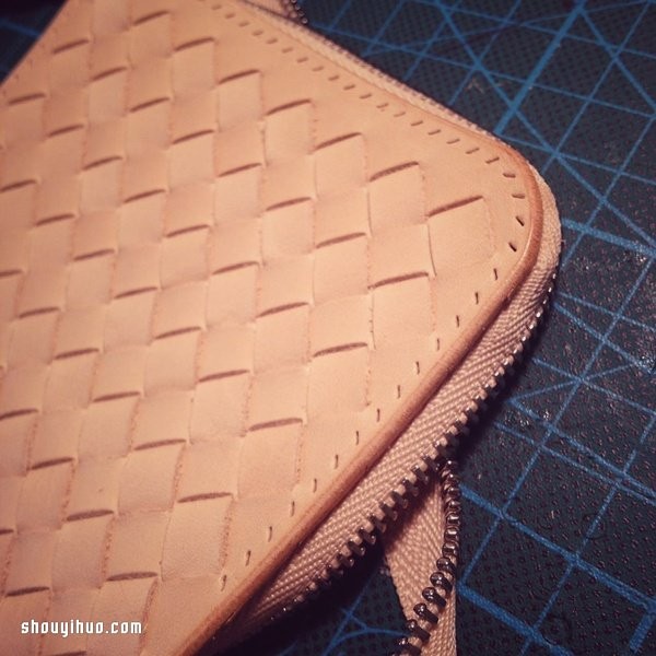 A super detailed step-by-step illustrated tutorial on how to make a BV woven bag