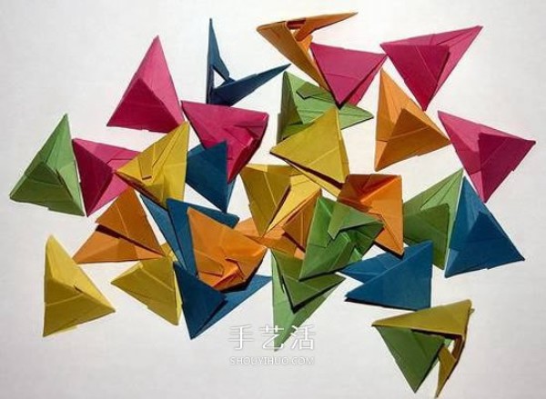 Illustrations of how to fold three-dimensional stars, step-by-step pictures of origami star bouquets