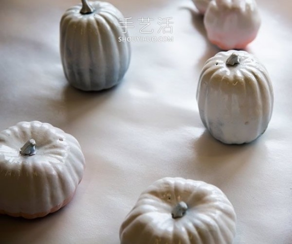 Tutorial on how to make golden and silver pumpkin decorations with spray paint