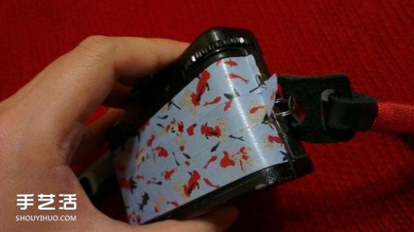 Renovate and renovate old cameras and renovate and renovate cameras using DIY tape and paper