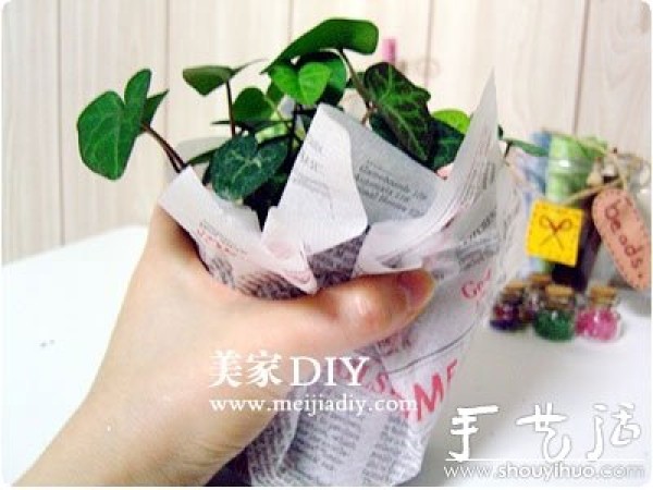 Use newspapers to DIY flower pots