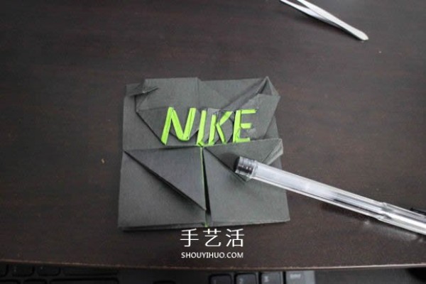 Illustrations of how to fold the NIKE logo using the origami method