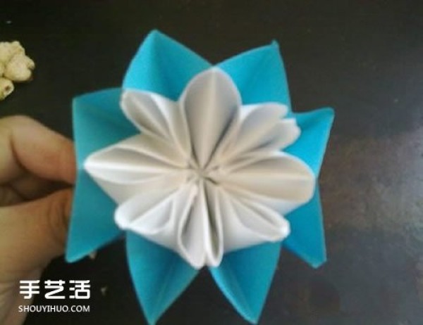 Origami carnation step by step illustration, the folding method of carnation is simple and easy to learn