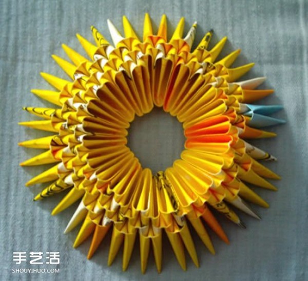 Steps of inserting a triangle into a pineapple pen holder illustrates the specific method of inserting a triangle into a pineapple pen holder