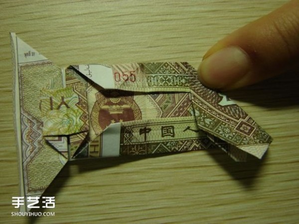 Paper money origami camera illustration and a detailed explanation of how to fold a dollar bill into a camera