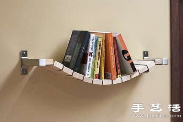 Use excess wood floor waste to make fashionable and creative bookshelf