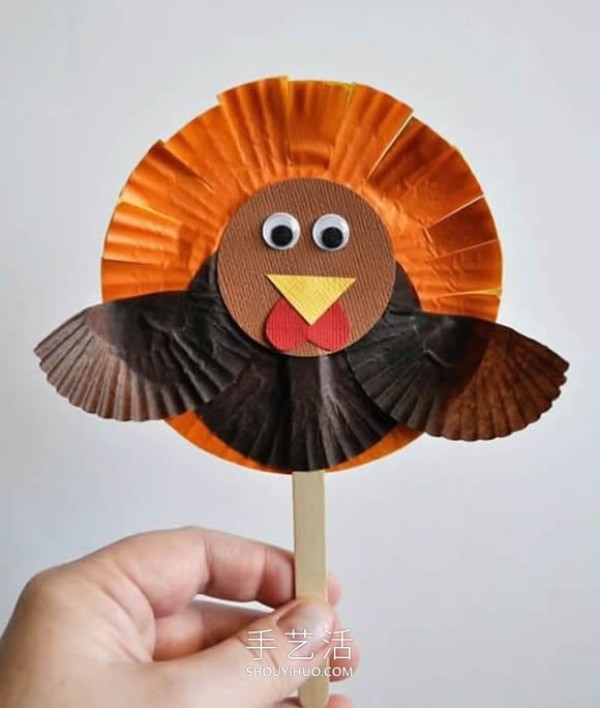 Tutorial on how to make handmade cake paper turkey puppets in kindergarten