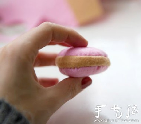 Tutorial on making macarons from wool felt