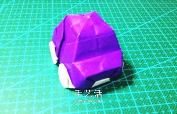 Illustration of how to fold a three-dimensional car, how to fold a hand-made origami car