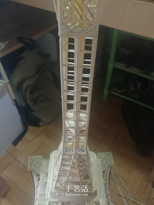 Detailed illustrated tutorial on hand-made Eiffel Tower model with bamboo sticks