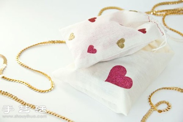 Renovation of old items: Creative DIY shiny heart-shaped patterns for storage bags