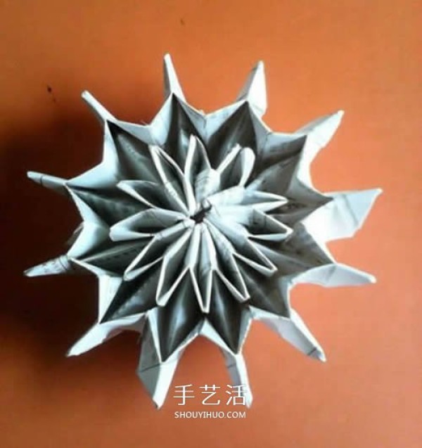 Illustration of the folding method of handmade paper fireworks. Origami cigarettes.Flower method step chart