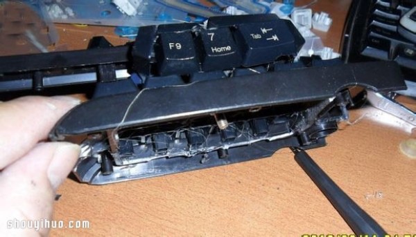 Abandoned keyboard wasteIllustrated tutorial on making a tank model using DIY