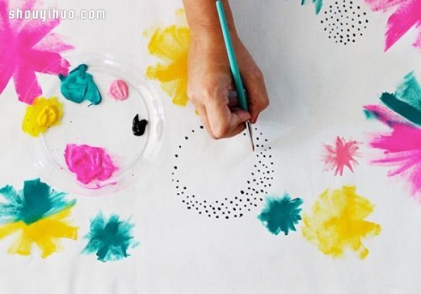 How to hand-paint a colorful hand-painted pillow DIY