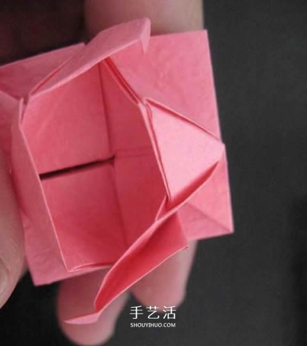 Giving a small gift to your first love! Illustration of how to fold an origami rose ring