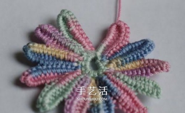 The method of crocheting colorful chrysanthemums in the graphic unit of the crocheting method of chrysanthemums