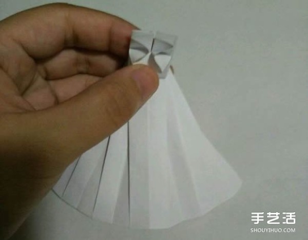 How to fold an origami wedding dress, illustrate the origami method of a wedding dress with steps