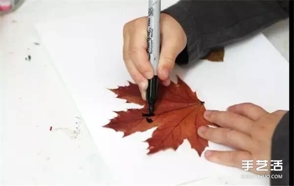 Pictures of how to make leaf-paint dolls by hand and make simple leaf dolls