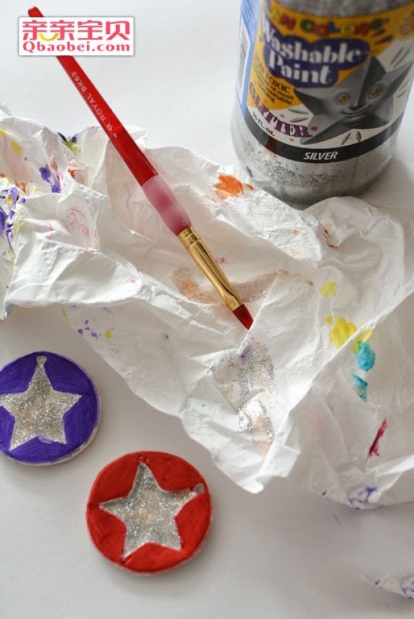 Making Fathers Day Handmade Medals for Toddlers