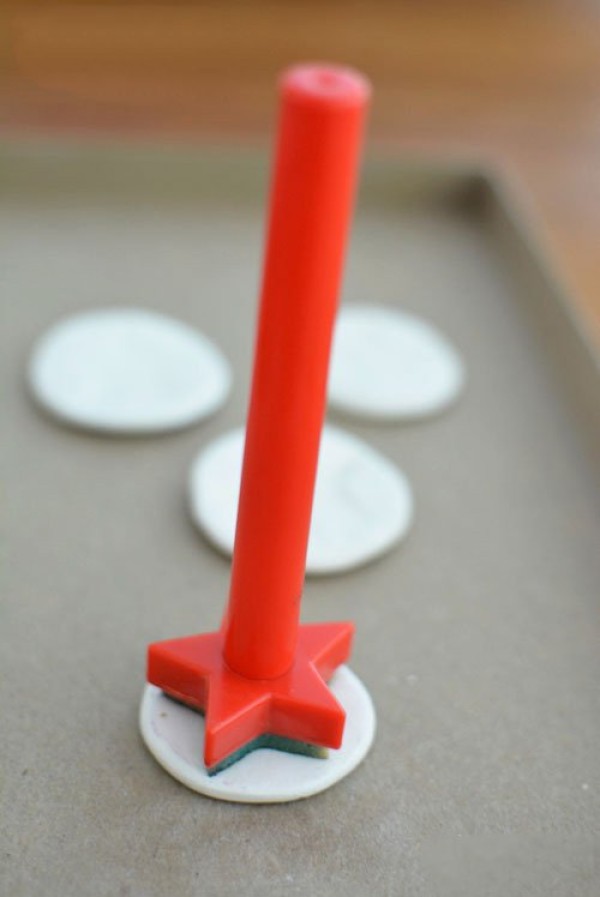 Making Fathers Day Handmade Medals for Toddlers