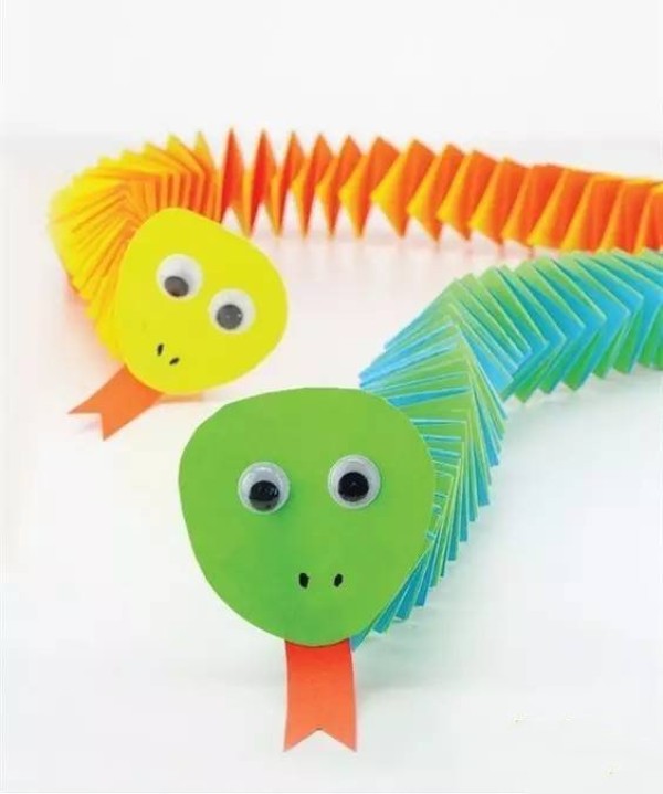 A piece of paper turns into jumping animals, folding rainbows... super easy!