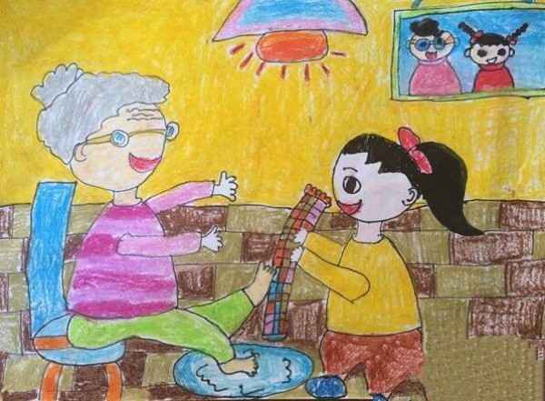 Sharing the award-winning picture of washing grandma’s feet during the Double Ninth Festival