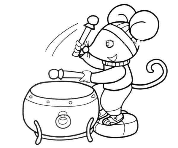 Little mouse playing the drum