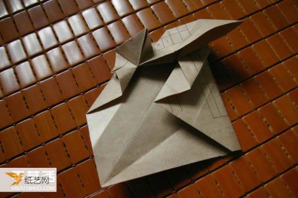 Illustrated tutorial for folding the massive Mabona Rhino using some simple origami