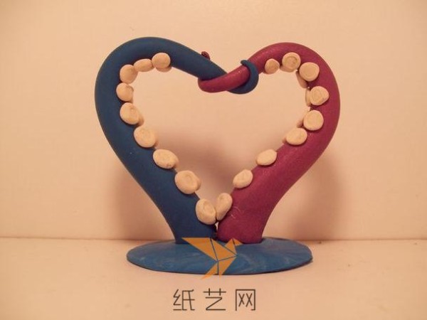 Super romantic clay heart-shaped Valentine’s Day gift making tutorial