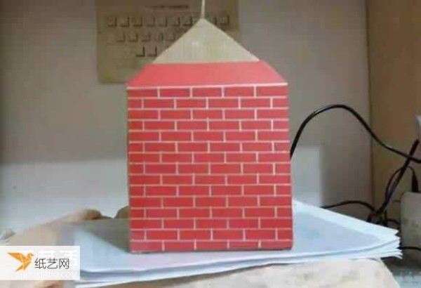 Specific steps for kindergarten children to use waste paper boxes to make a house by hand