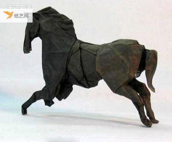 A very detailed illustrated tutorial on how to fold a three-dimensional paper horse by hand