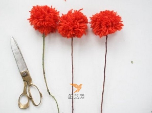 DIY tutorial for making woolen fluffy ball flowers