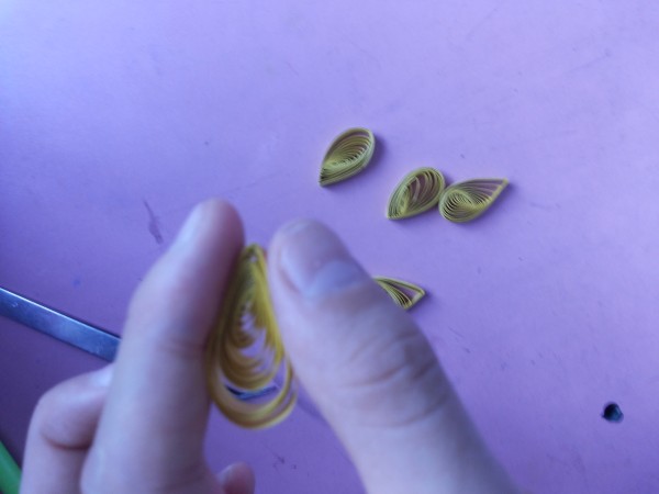 Make a simple and beautiful paper-quilled flower