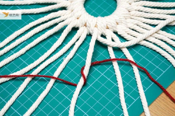 Tie a few knots in the rope and you’ll have a beautiful decoration! Detailed tutorial on rope crafting