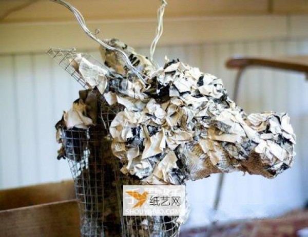 How to use waste newspapers to make a simple and personalized deer head specimen