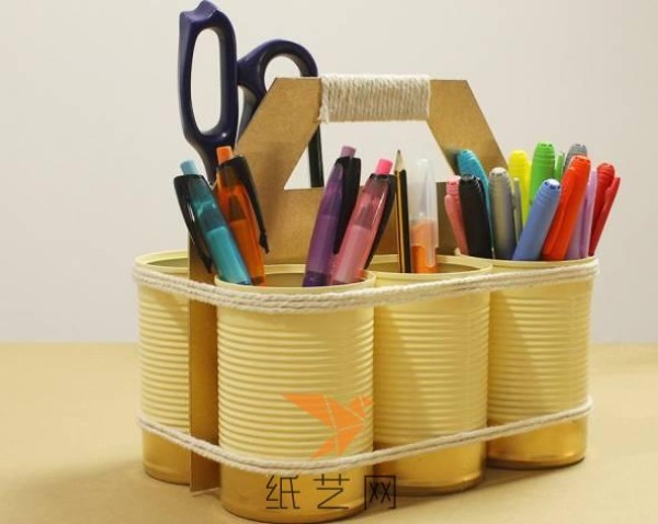 A small basket and pen holder made from metal can waste as a Teacher’s Day gift