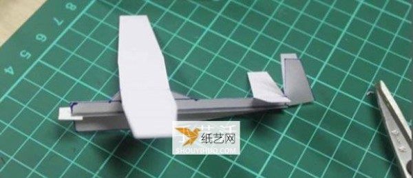 Illustration of how to make a glider model using cardboard