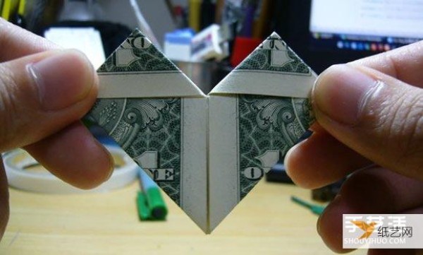 Illustrated comprehensive introduction to the method of folding hearts on one-dollar banknotes