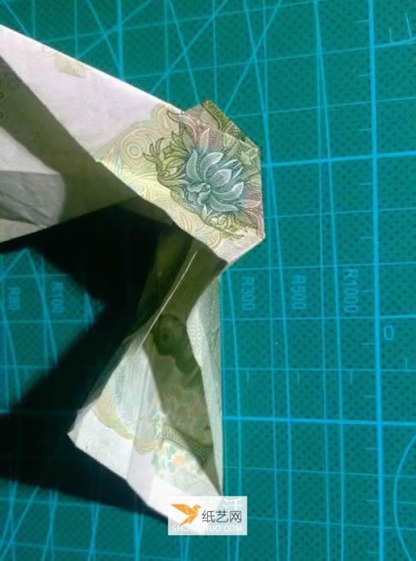 Illustration of how to fold a hexagonal badge using one-yuan banknotes