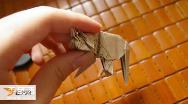 Illustrated tutorial for folding the massive Mabona Rhino using some simple origami