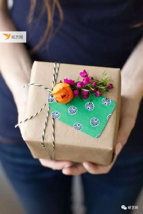 A collection of 13 simple gift wrapping tutorials!