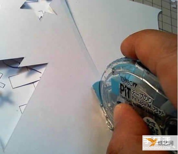 An illustration of how to make a very creative Christmas three-dimensional greeting card