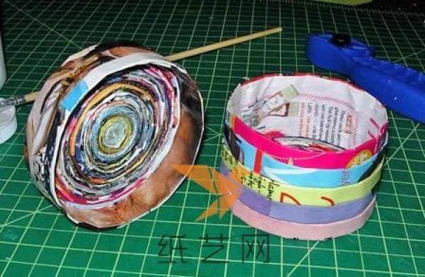 Tutorial on making rolling paper boxes from old magazines