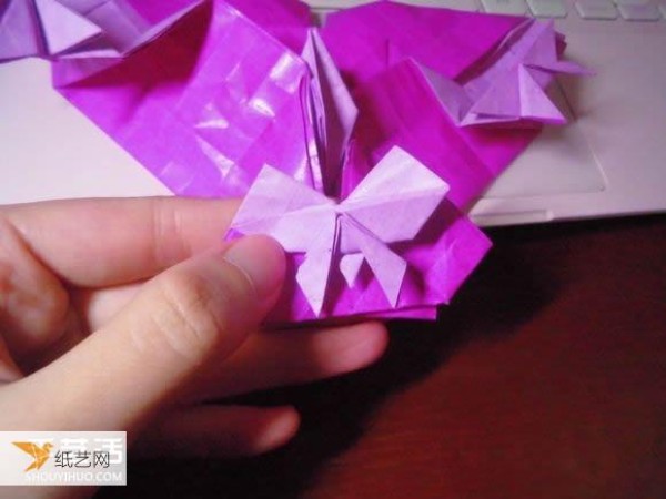 Very creative step-by-step illustration of Dielianhua heart origami