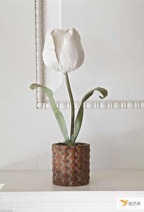 An elegant and simple porcelain flower sculpture that showcases the colorful world of flowers.