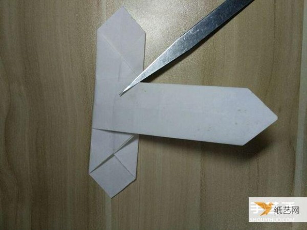 Illustration of the steps to make an origami heart with wings that can fly