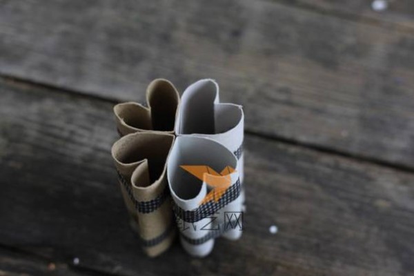 Creative paper art tutorial for making four-leaf clover stamps using waste paper tubes